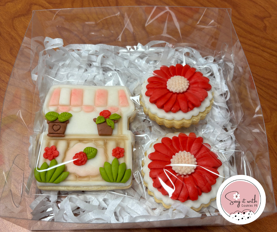 La colección Boutique Bloom combina arte y sabor en cada galleta. Diseñadas para quienes aman los detalles, estas galletas decoradas con pasta laminada destacan por su acabado profesional y su estilo floral encantador. Disponibles en media docena y una docena, son ideales para eventos, regalos personalizados, mesas temáticas y celebraciones especiales. Cada galleta es elaborada a mano en Puerto Rico.